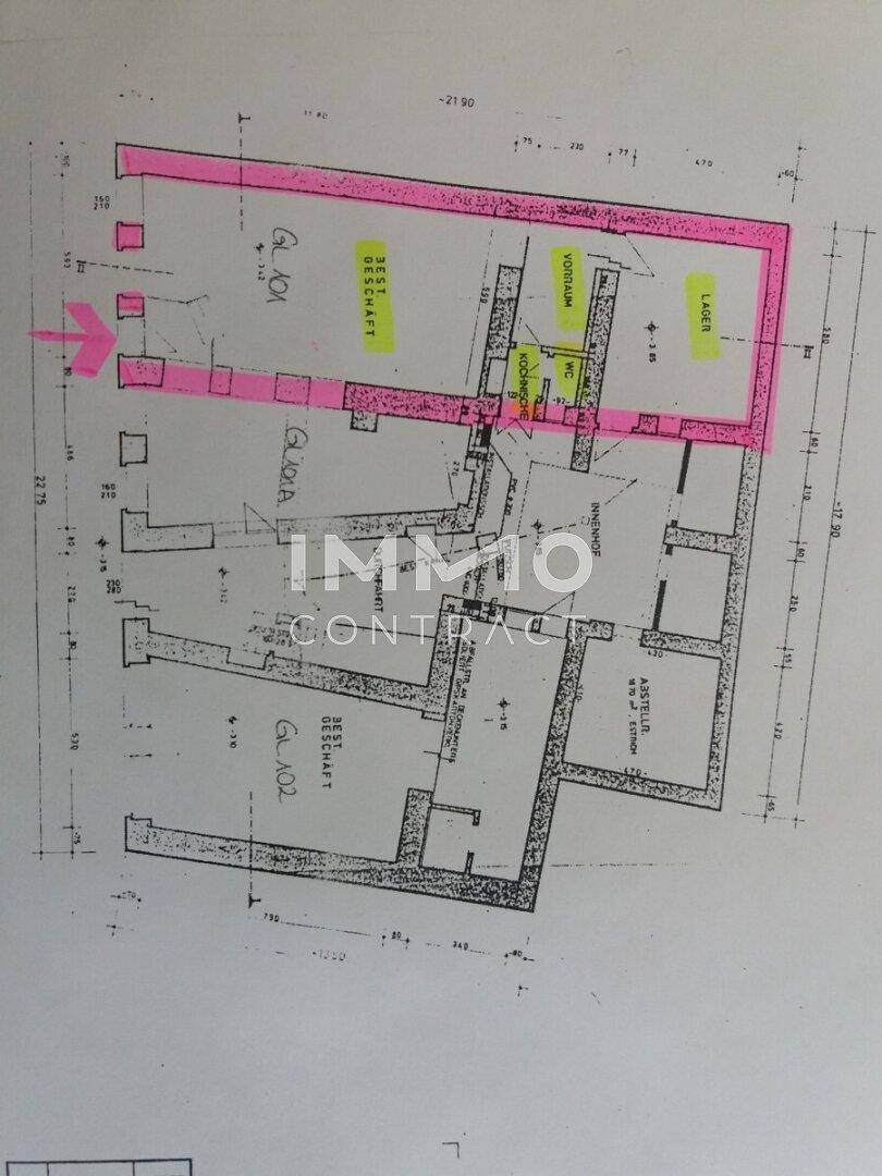 Grundrissplan einer Gewerbefläche mit mehreren Räumen, einschließlich Lager und Vorraum, sowie zwei Toilettenbereichen.