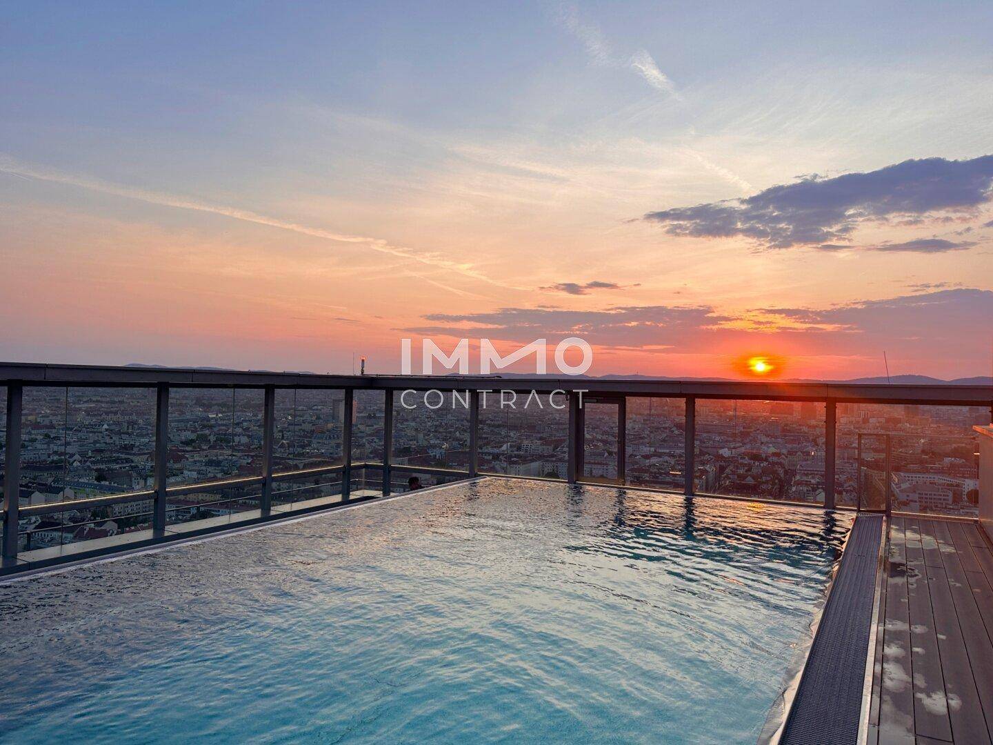 Infinity-Pool auf dem Dach mit atemberaubendem Sonnenuntergang und Stadtpanorama.