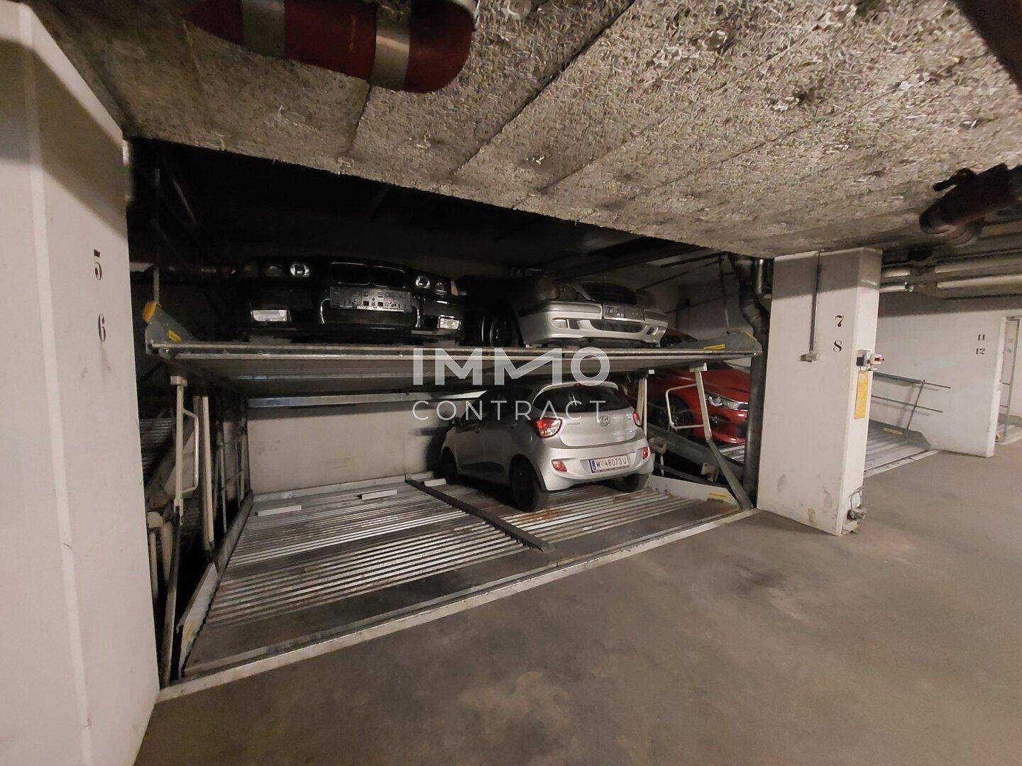 Tiefgarage mit einem modernen, mechanischen Parksystem für effiziente Raumnutzung.