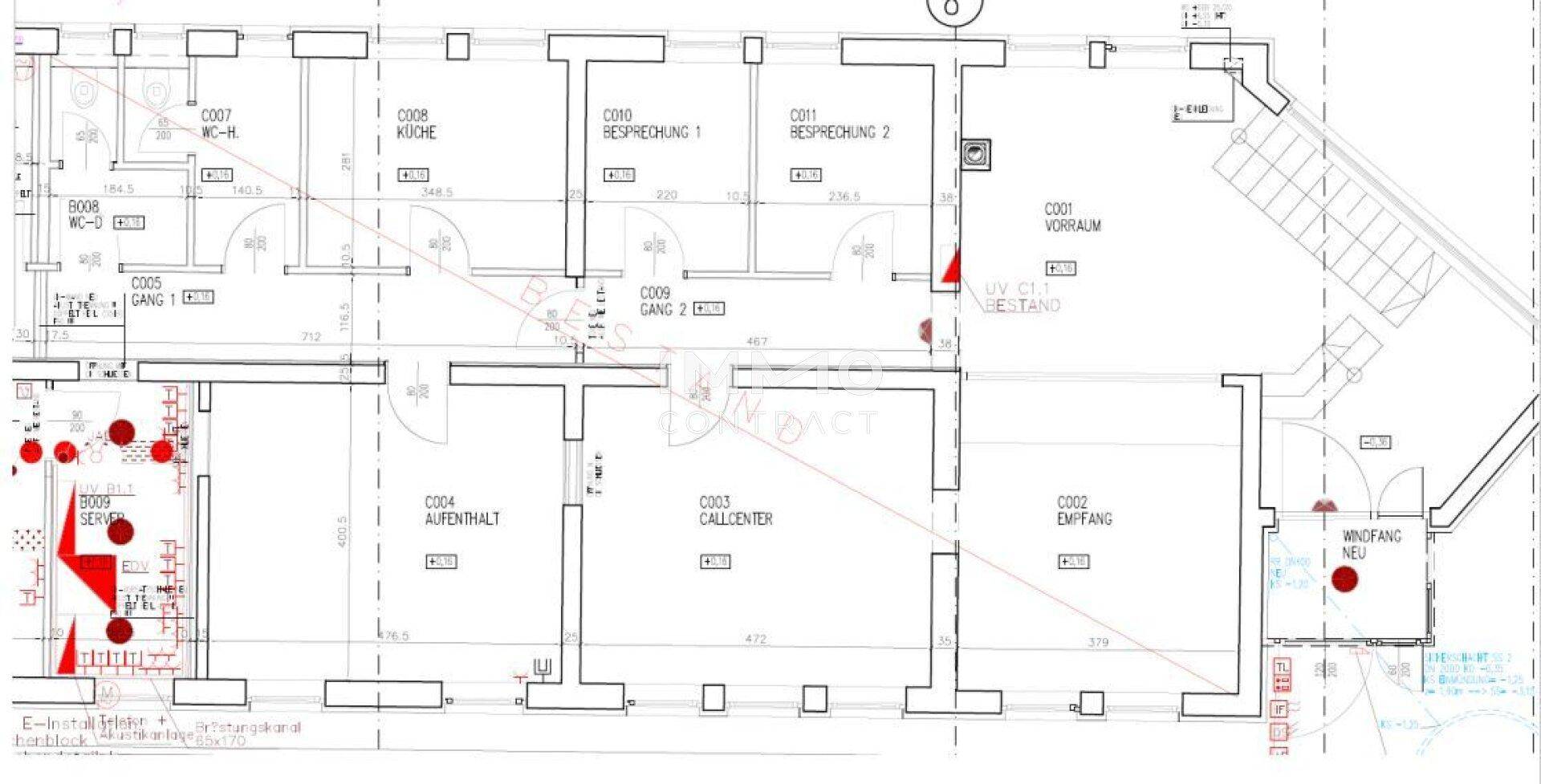 Detaillierter Grundriss einer Büroetage mit mehreren Räumen und Gängen.