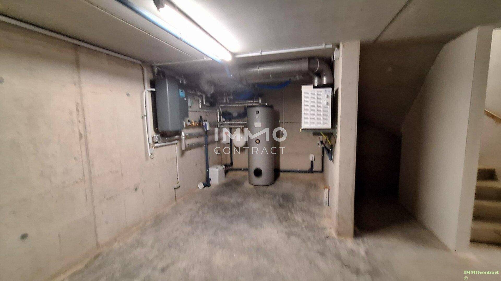 Technikraum im Keller mit Heizungsanlage und Warmwasserspeicher.