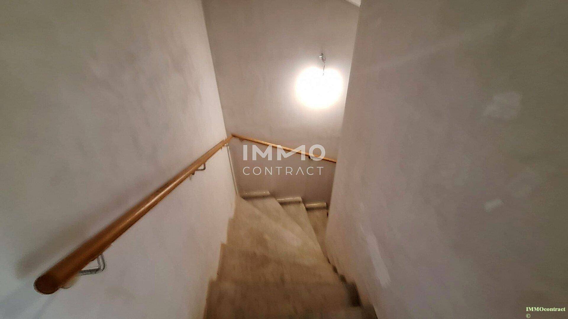 Betontreppe führt in den Kellerbereich des Hauses.