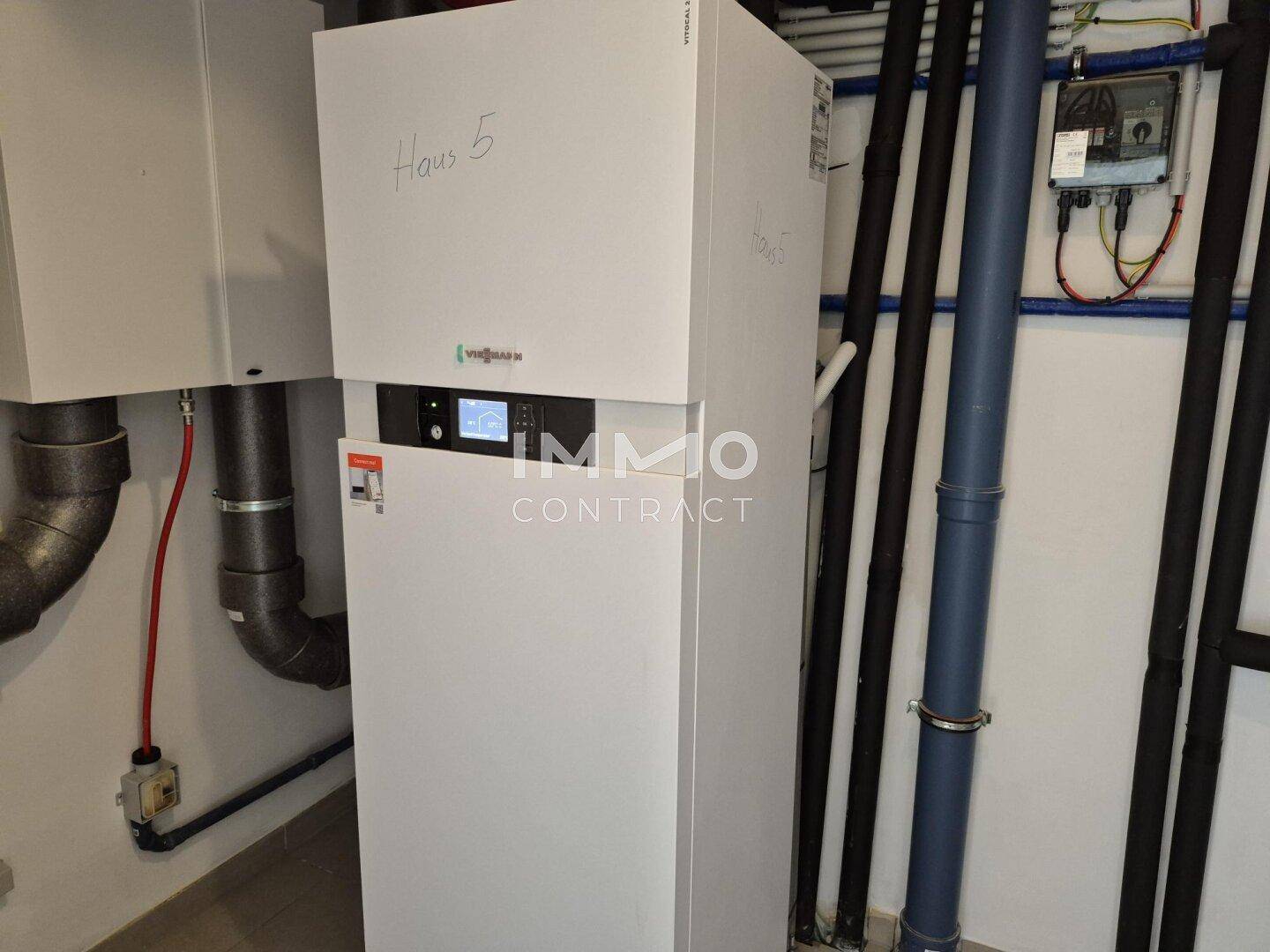 Moderner Heizungsraum mit effizienter Viessmann-Heizanlage und sichtbaren Rohrleitungen.