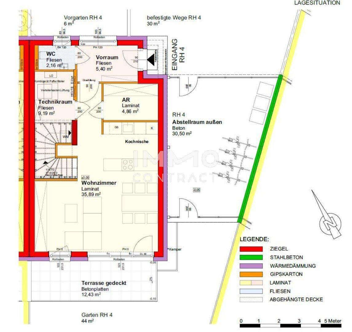 Grundriss des Erdgeschosses mit Wohnzimmer, Küche, WC und Terrasse.