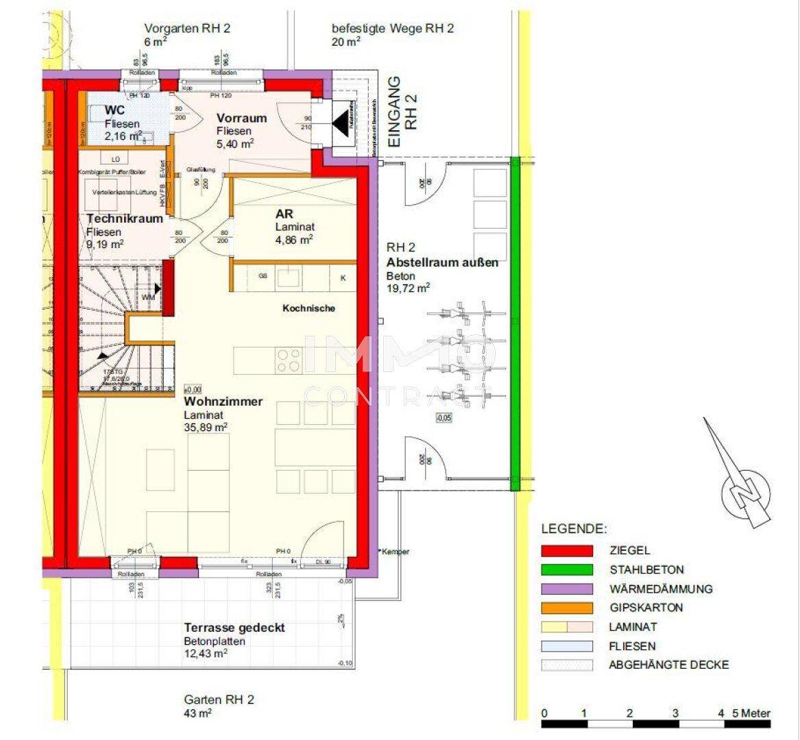 Grundriss des Erdgeschosses mit Wohnzimmer, Kochnische, WC und Terrasse.