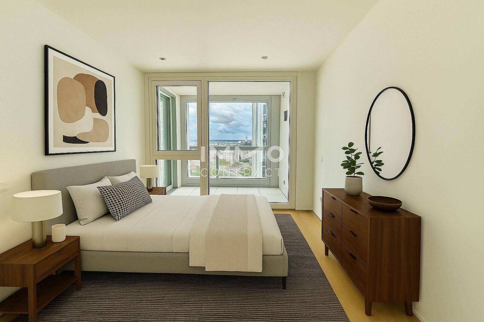 Helles Schlafzimmer mit modernem Bett, Holzboden und Zugang zu einem Balkon mit Stadtblick.
