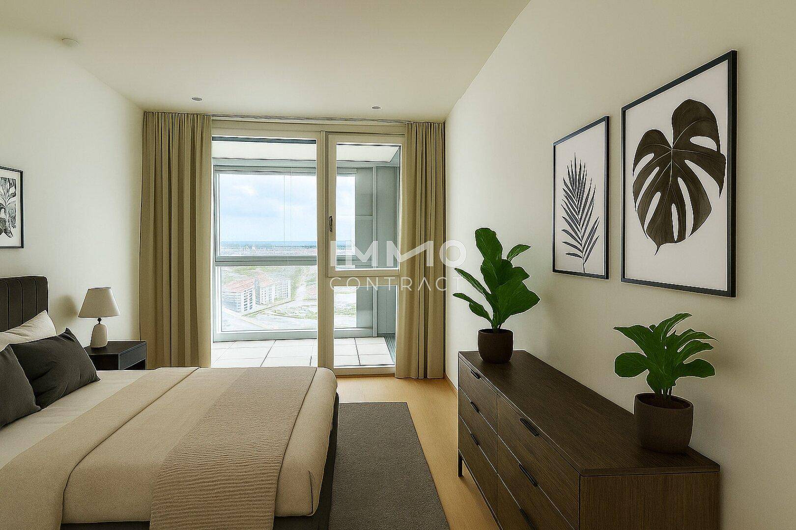 Modernes Schlafzimmer mit Doppelbett, Kommode und Zugang zu einem Balkon mit Fernblick.