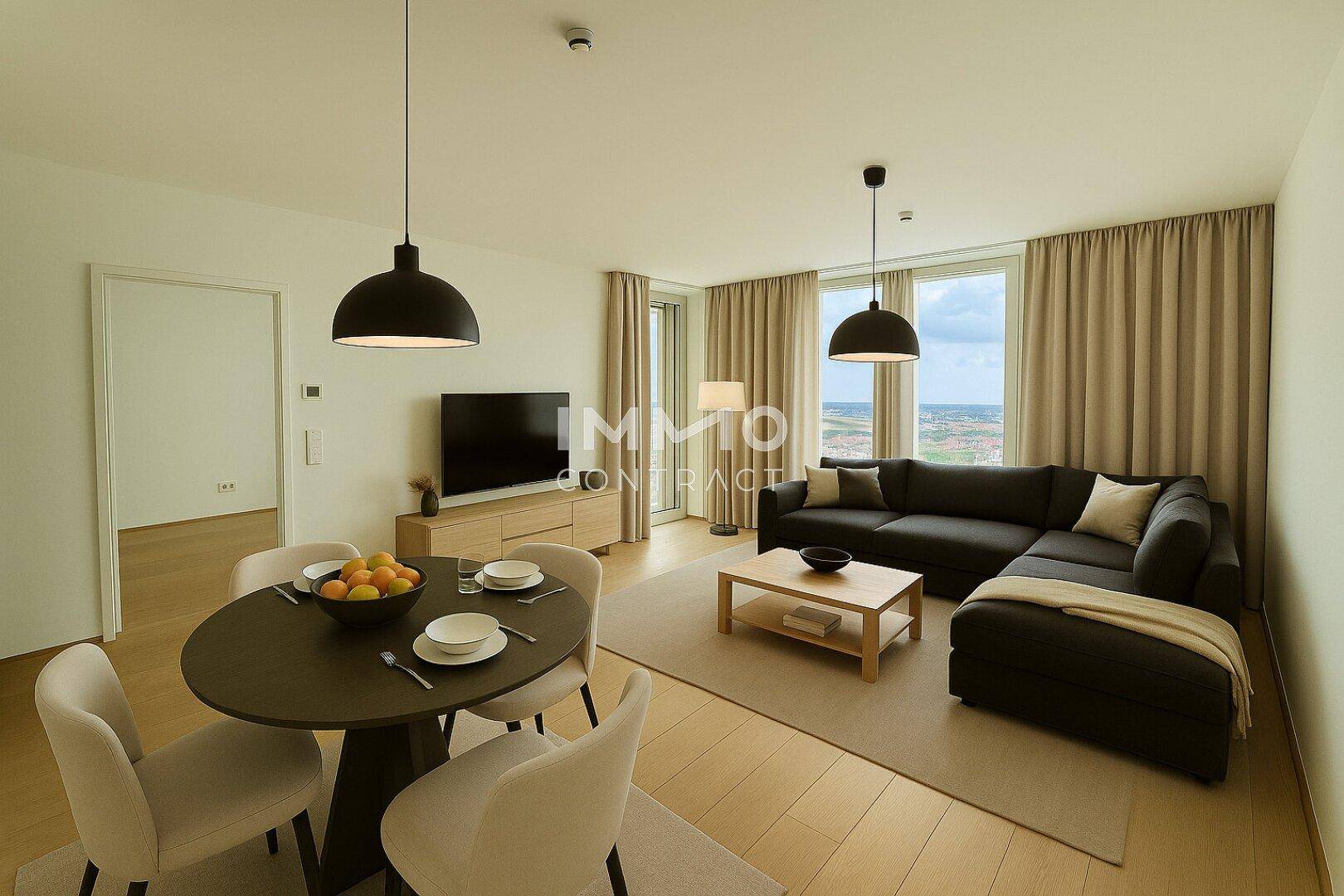 Modern eingerichteter Wohn-Essbereich mit dunklem Sofa, Esstisch und großen Fenstern.