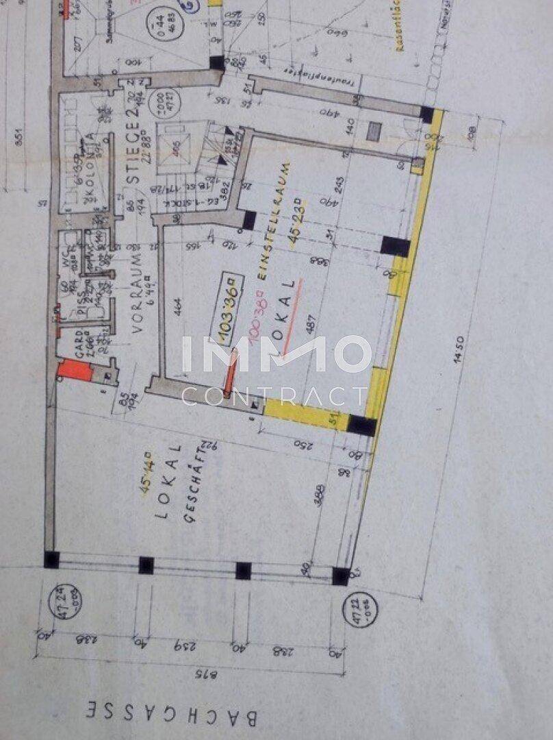 Detaillierter Grundriss eines Ladenlokals mit Maßen und verschiedenen Bereichen, inklusive Vorraum.