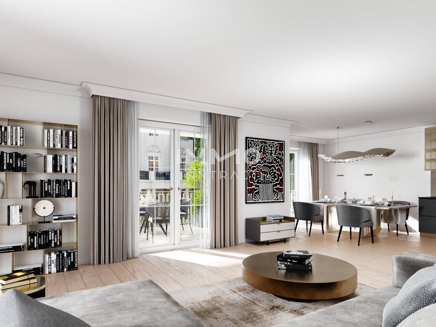 Heller, offener Wohn-Essbereich mit modernem Design, Holzboden und Zugang zu einem Balkon.