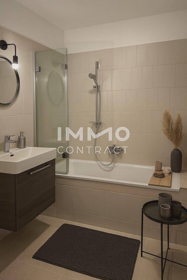 Modernes Badezimmer mit Badewanne, Duschabtrennung und eleganten Fliesen in hellen Farbtönen.