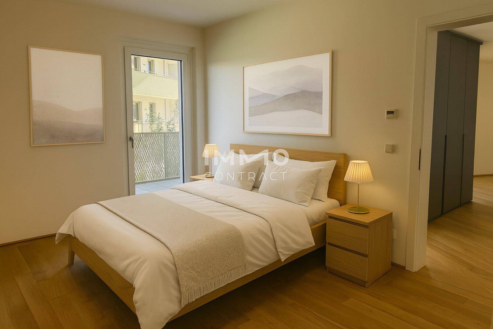 Helles Schlafzimmer mit Holzbett, Nachttischen und Zugang zu einem französischen Balkon.