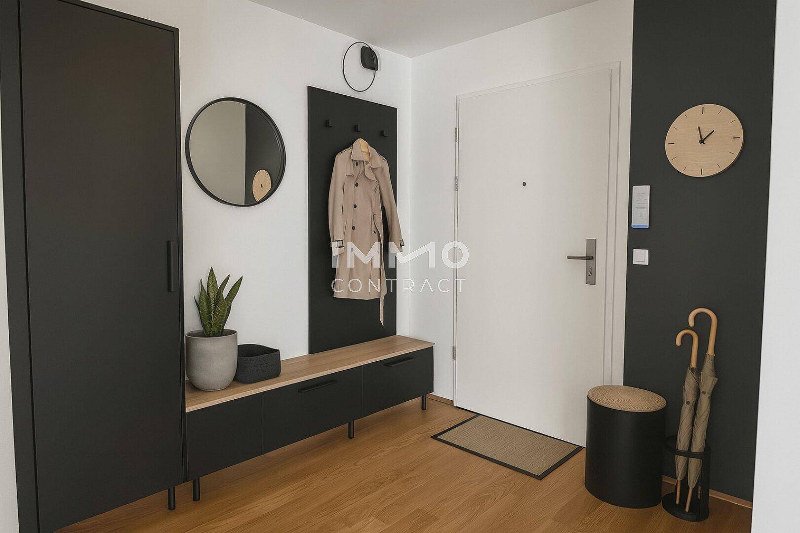 Moderner Eingangsbereich mit Garderobe, Spiegel und Holzparkettboden in dunklen und hellen Tönen.