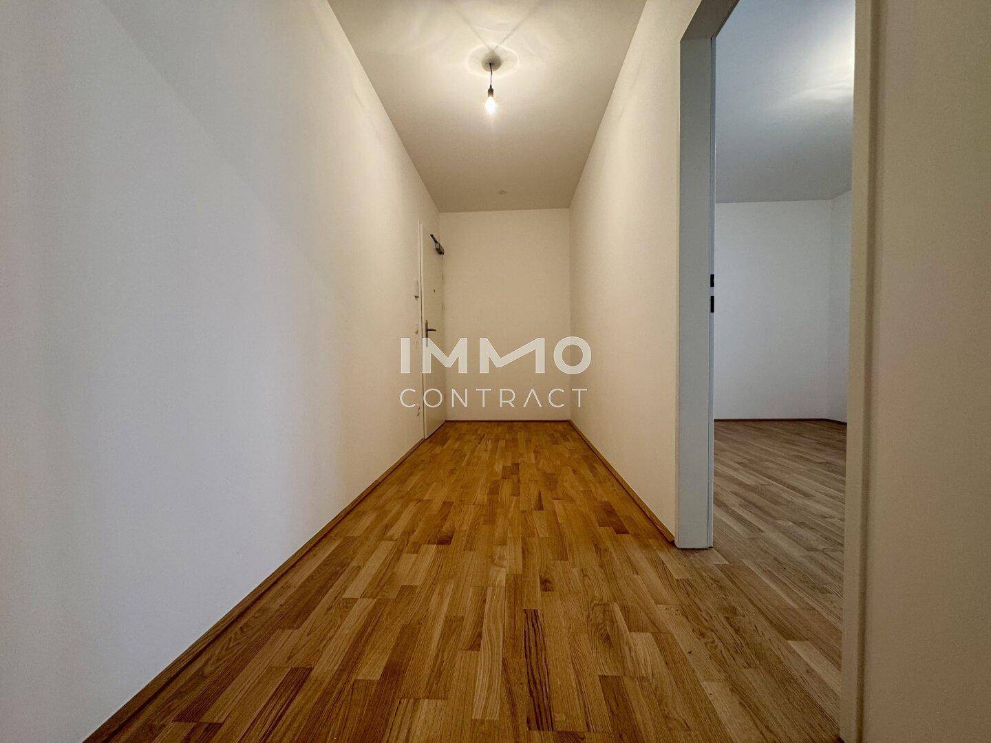 Langer Flur mit Parkettboden und Zugang zu den verschiedenen Räumen der Wohnung.