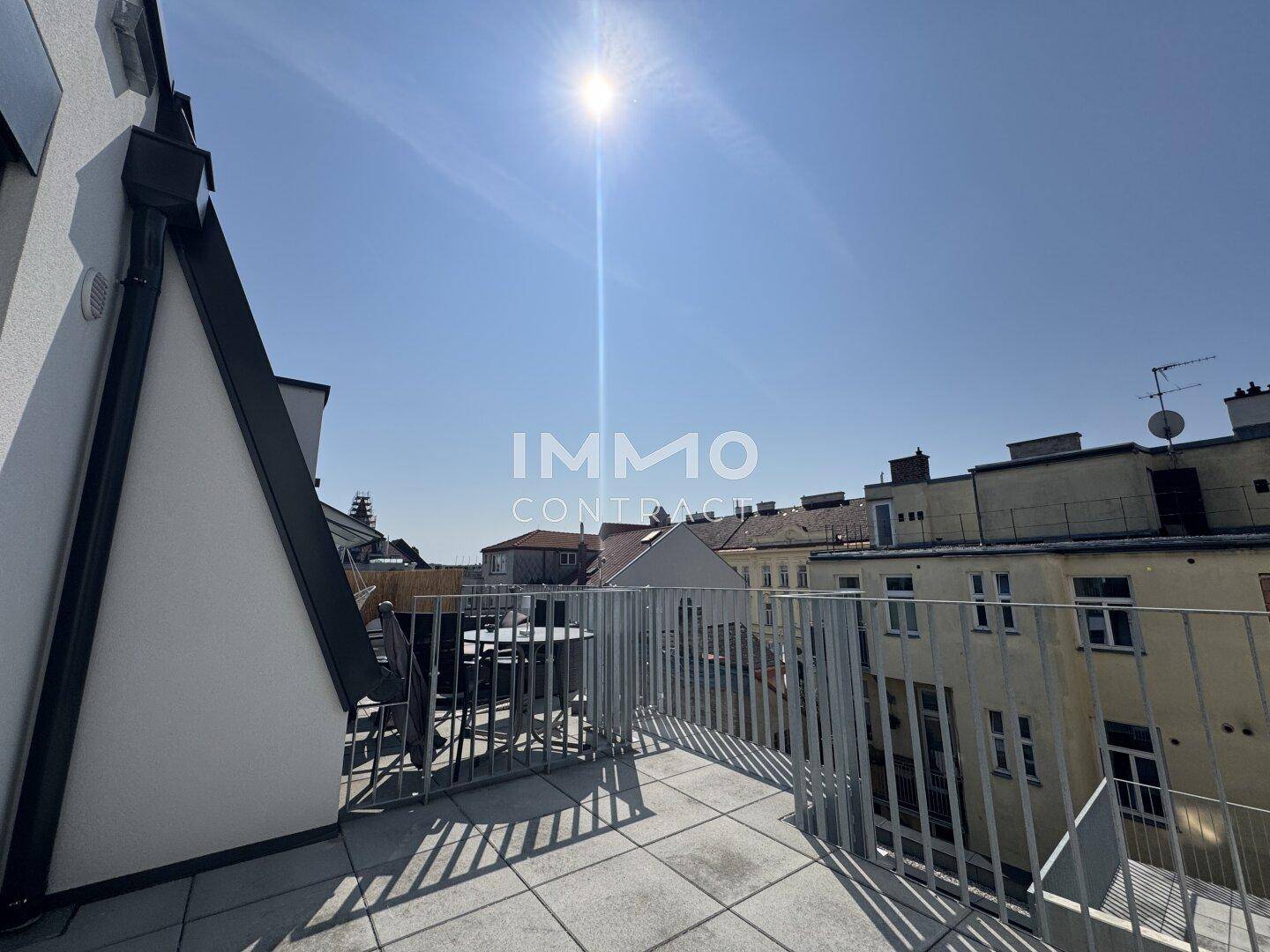 Sonnige Dachterrasse mit urbanem Ausblick, ideal für entspannte Stunden im Freien.