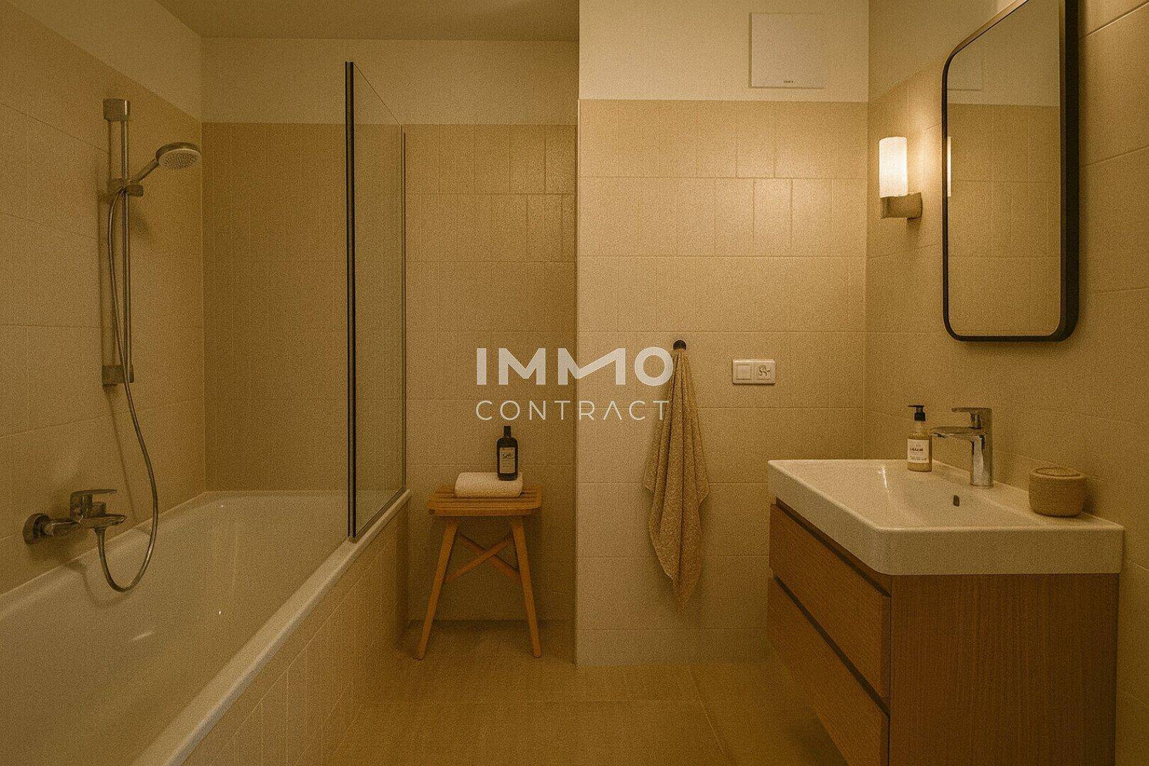 Modernes Badezimmer mit Badewanne, Duschwand und elegantem Waschtisch.