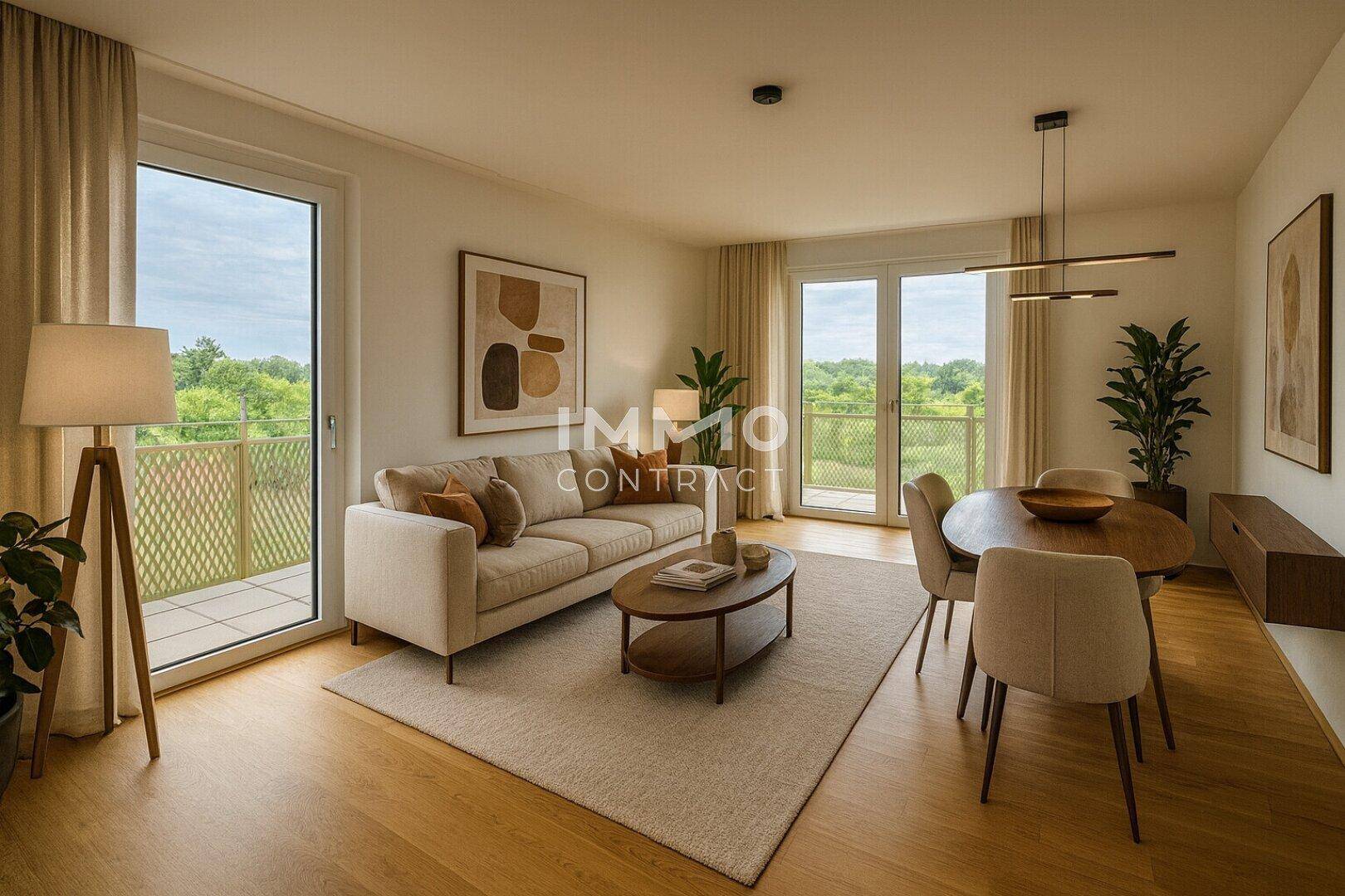 Offener Wohn- und Essbereich mit bequemer Couch, Esstisch und Zugang zu zwei Balkonen.