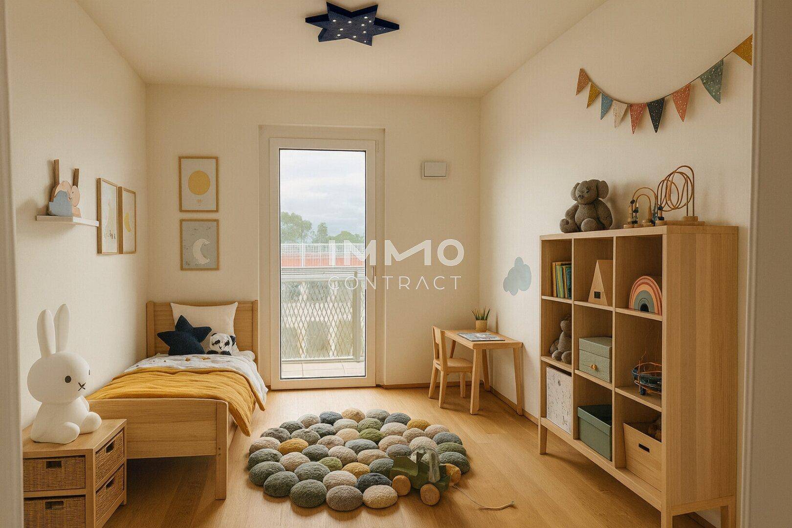 Freundliches Kinderzimmer mit Einzelbett, Spielteppich und Balkontür für viel Tageslicht.