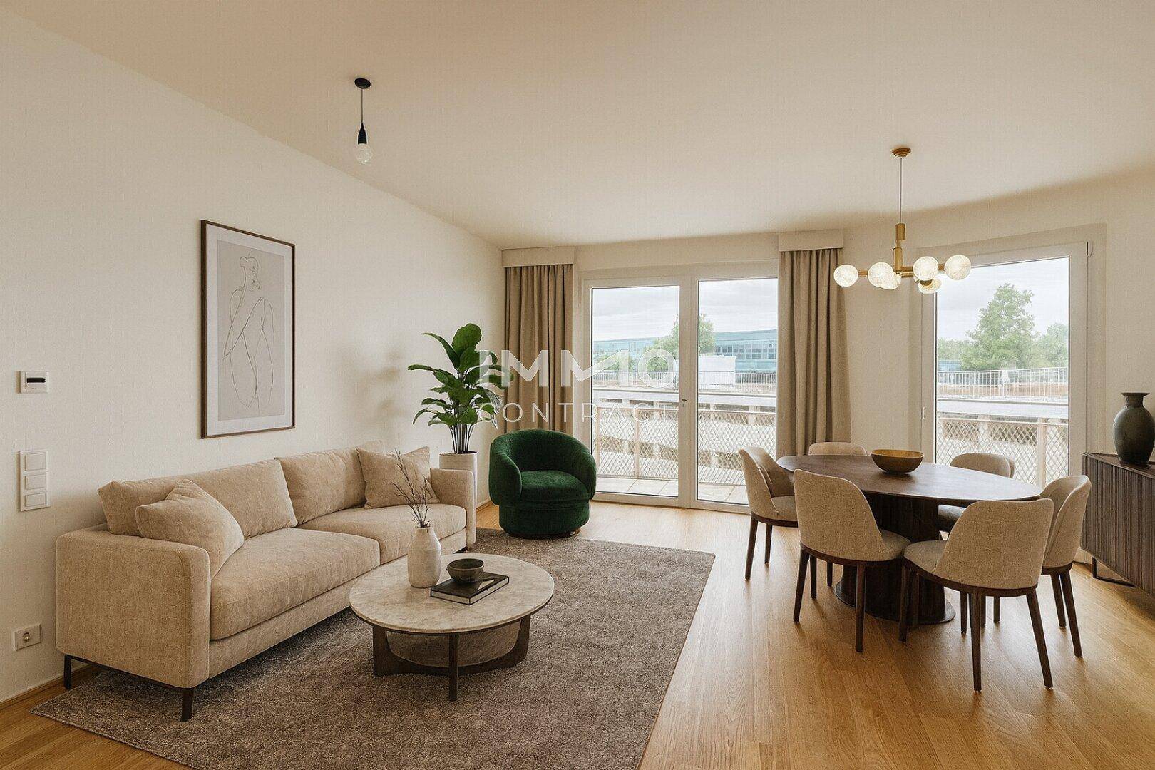 Geräumiger Wohn- und Essbereich mit Parkettboden, großen Fenstern und Zugang zum Balkon.