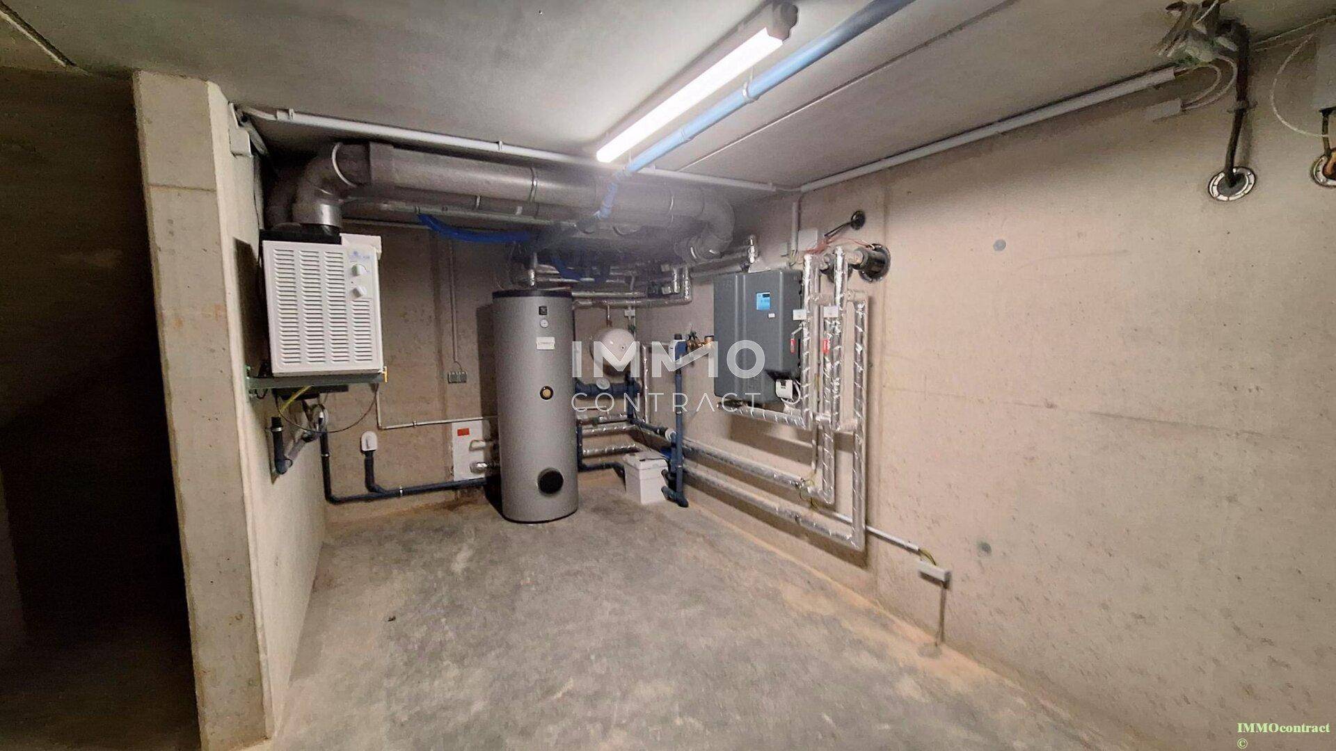 Technikraum im Keller mit Heizungsanlage und Warmwasserspeicher.