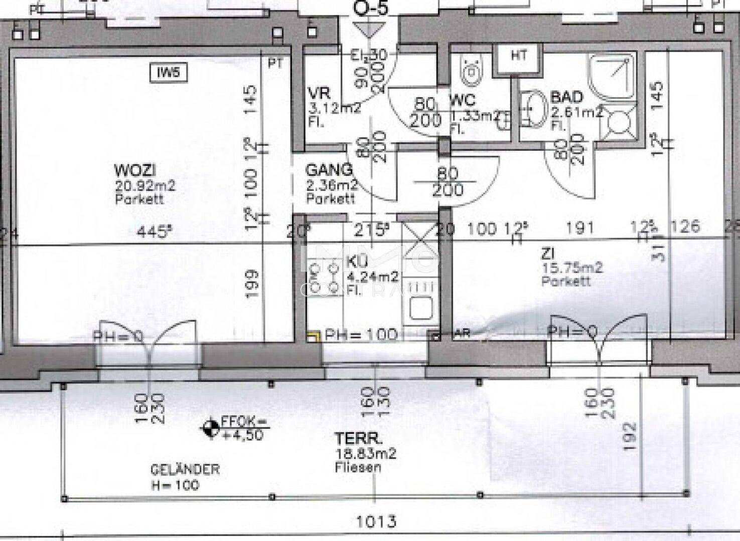 Grundriss einer Wohnung mit Wohnzimmer, Küche, Bad und großer Terrasse.