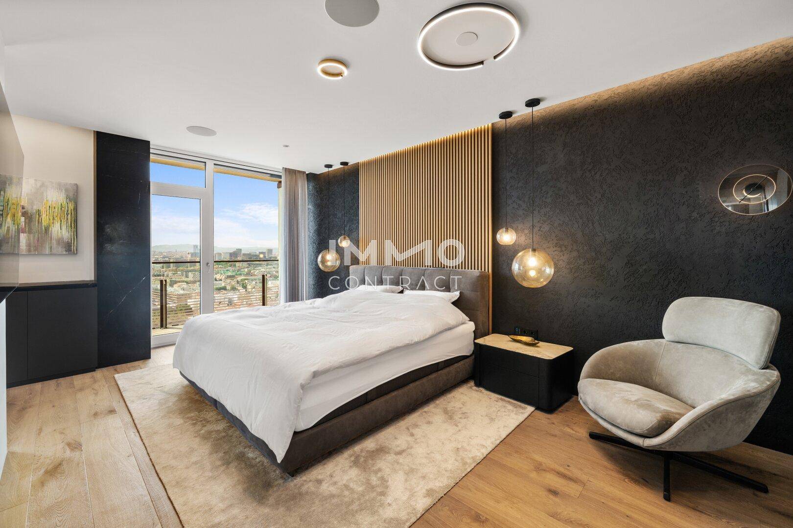 Modernes Schlafzimmer mit Holzboden, dunkler Akzentwand und großem Fenster mit Stadtblick.