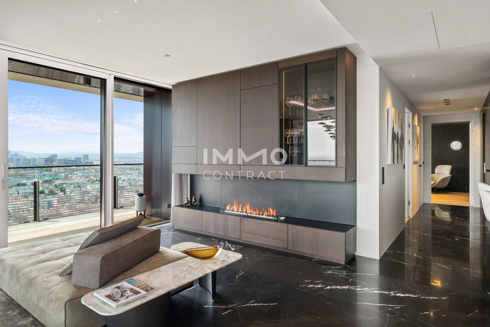 Elegantes Wohnzimmer mit integriertem Kamin, dunklen Holzmöbeln und Stadtpanorama.