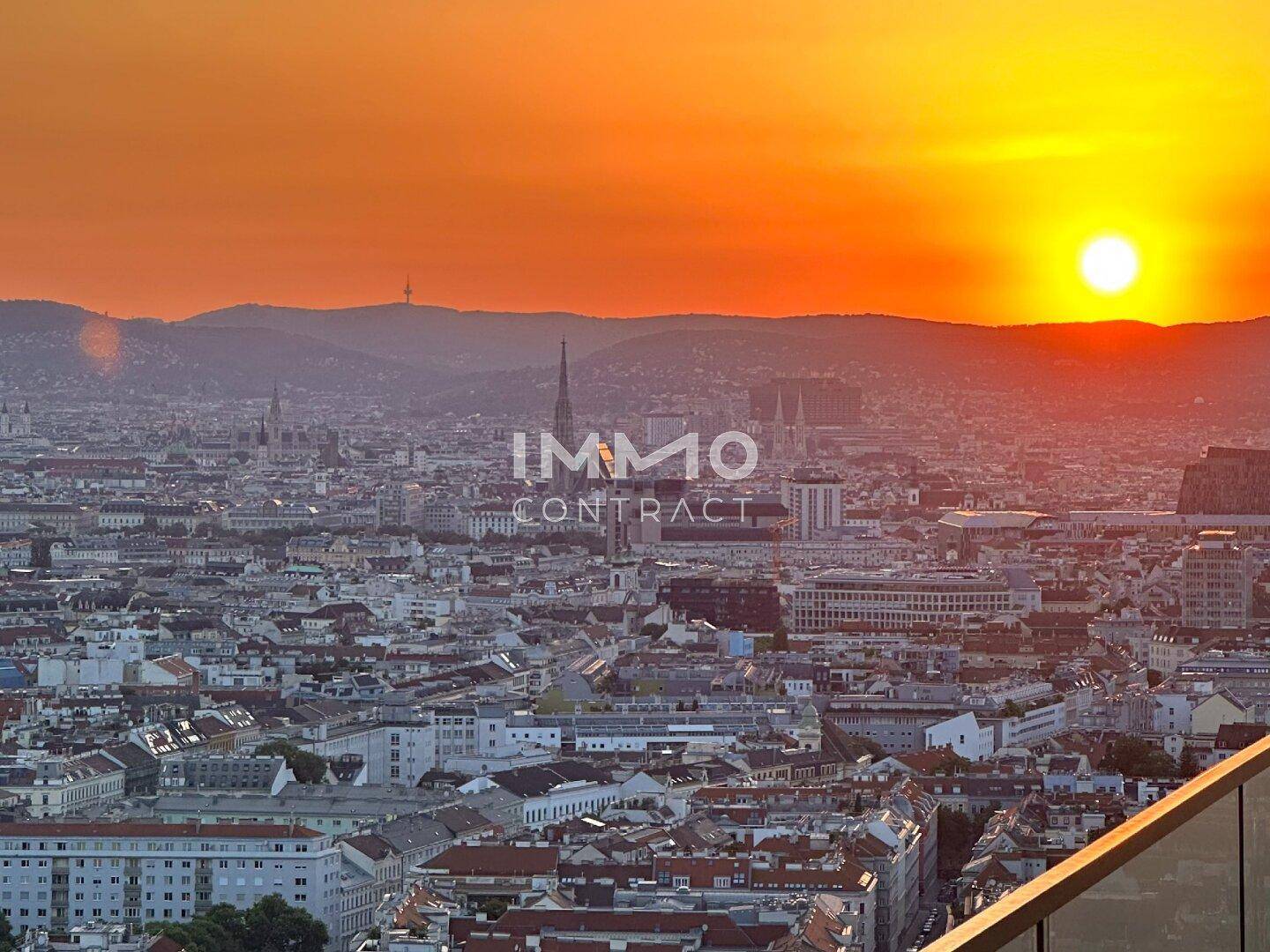 Spektakulärer Sonnenuntergang über der Stadt mit weitreichendem Blick über die Dächer.