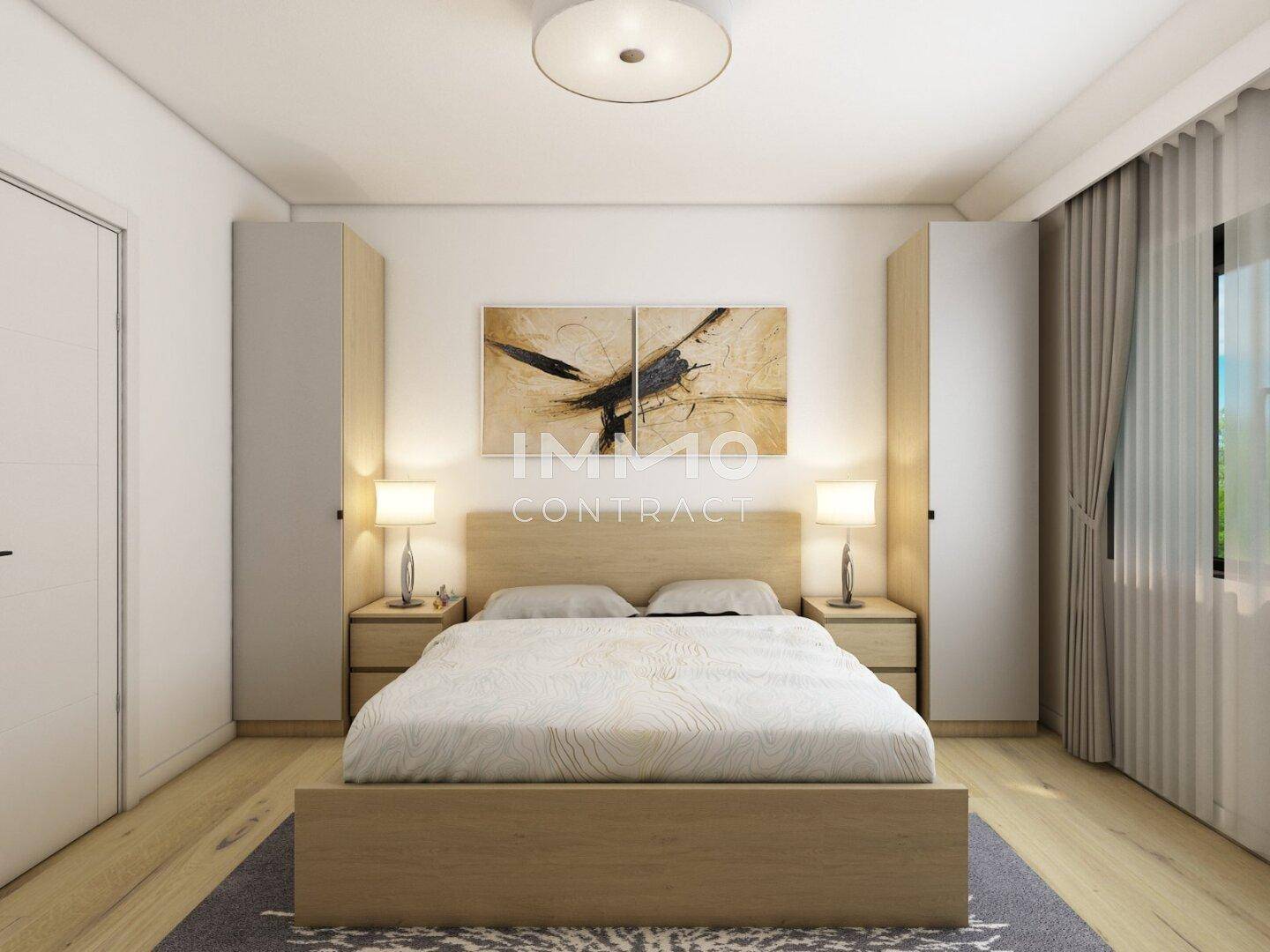 Helles Schlafzimmer mit Holzboden, Doppelbett und Nachttischen.
