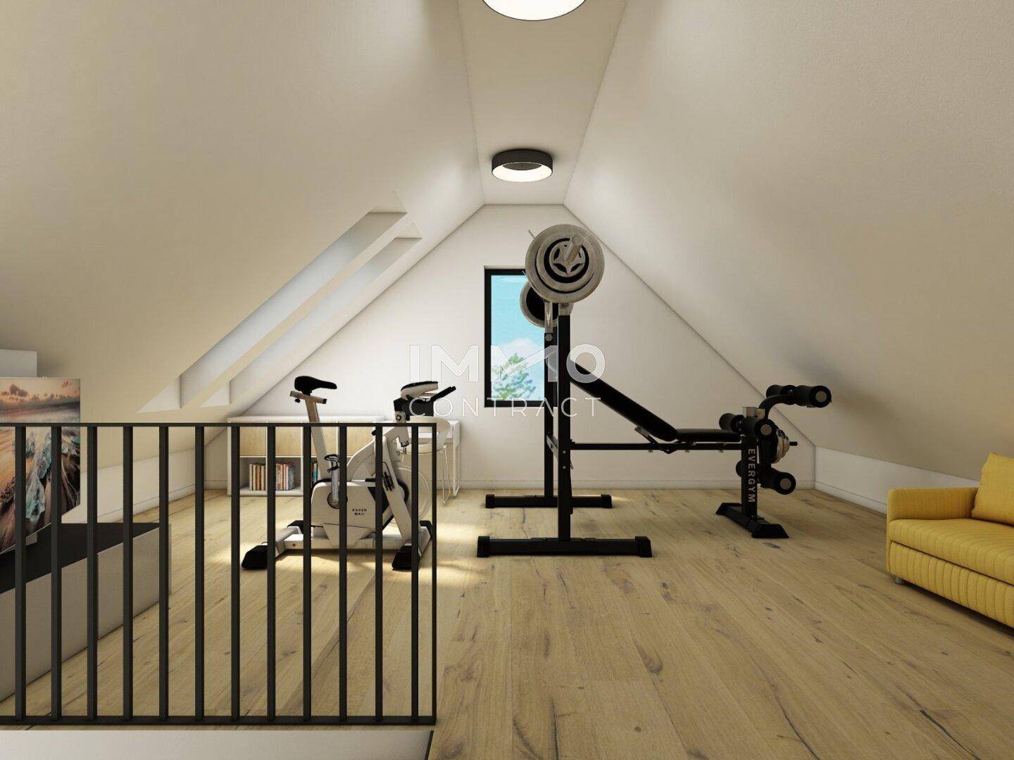 Fitnessbereich im Dachgeschoss mit Holzboden, Dachschrägen und Trainingsgeräten.