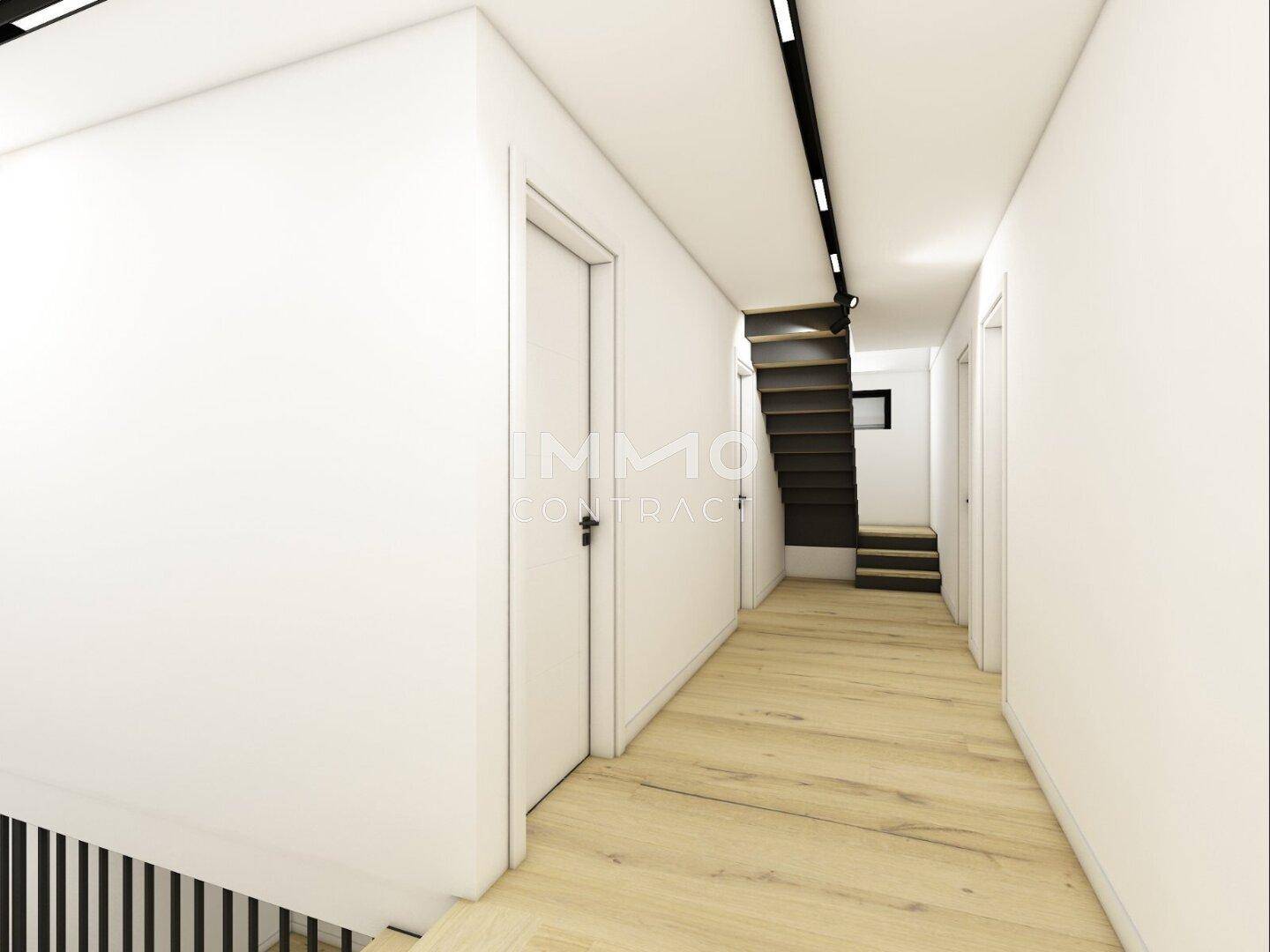 Heller Flur mit Holzboden und moderner Treppe zum Obergeschoss.