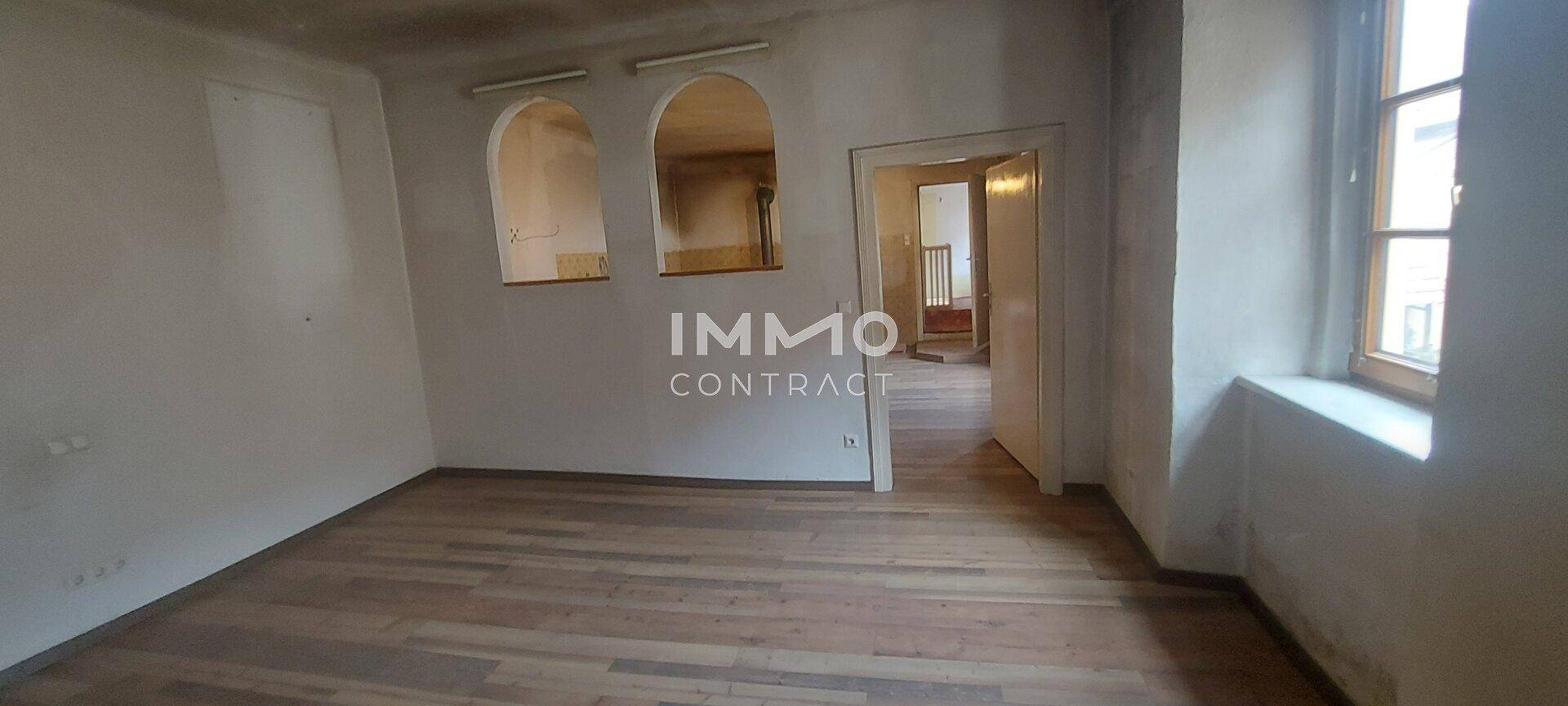 Leeres Zimmer mit Holzboden und dekorativen Wandnischen, ideal für individuelle Gestaltung.