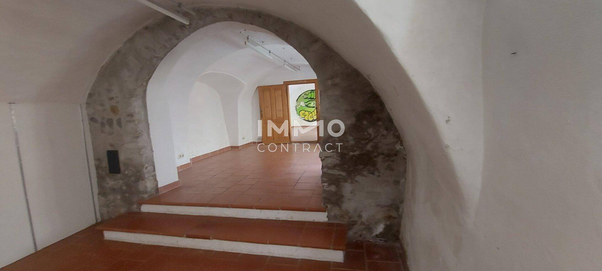 Historischer Raum mit gewölbter Decke, Steinbogen und Terrakotta-Fliesenboden, bereit zur Gestaltung.