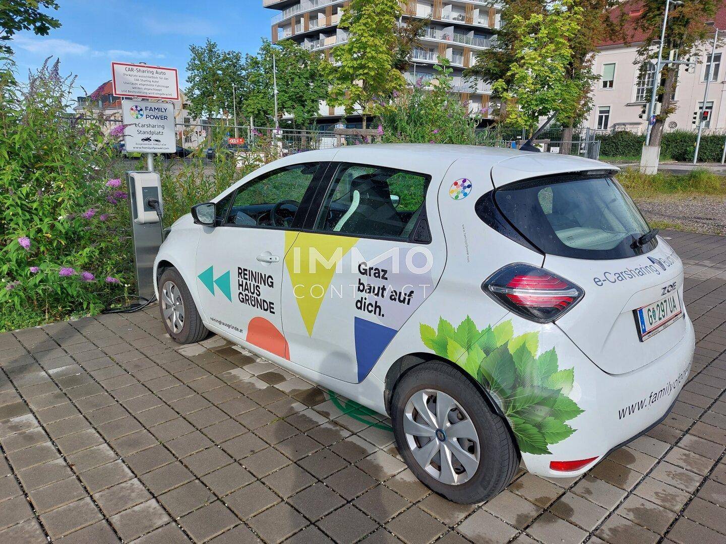 Ladestation für Elektrofahrzeuge im Außenbereich der Wohnanlage, Teil des Carsharing-Angebots.