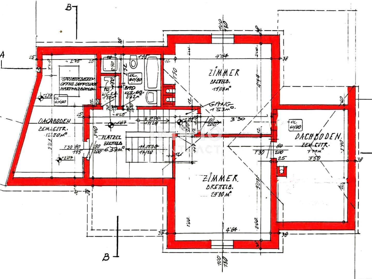 Grundriss des Obergeschosses mit Schlafzimmern, Badezimmer und Dachboden, inklusive Dachschrägen.