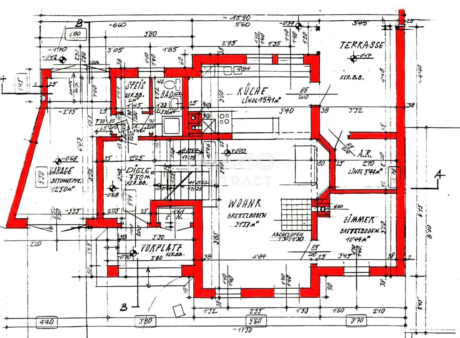 Grundriss des Erdgeschosses mit offener Küche, Wohnbereich, Zimmer, Terrasse und integrierter Garage.