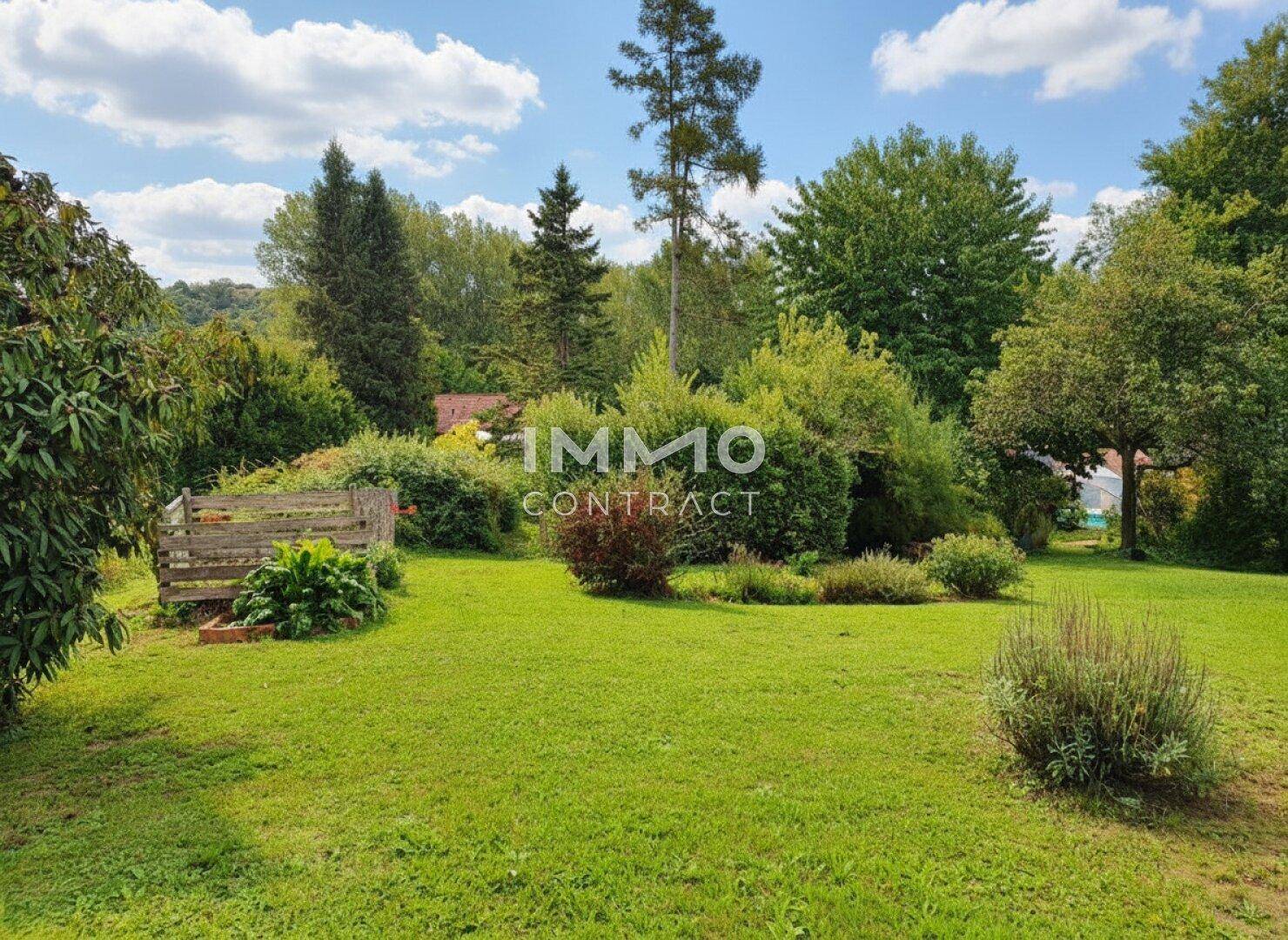 Weitläufige Rasenfläche in einem gepflegten Garten, umgeben von Bäumen und Sträuchern, ideal für Freizeitaktivitäten.