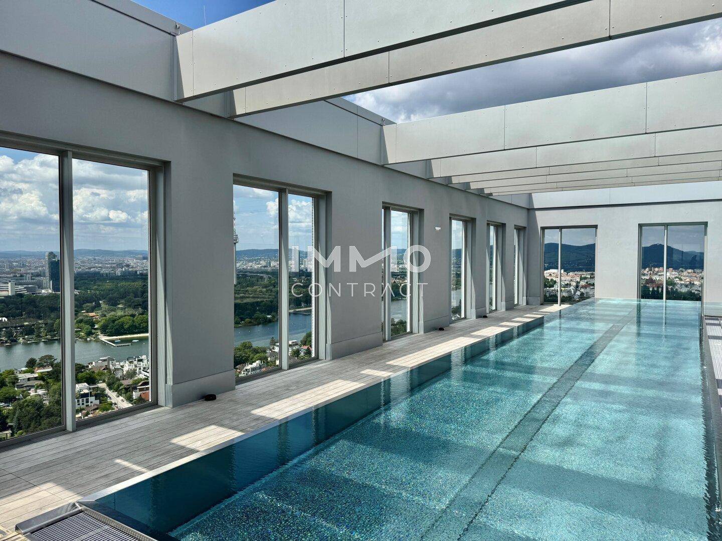 Exklusiver Infinity-Pool auf dem Dach mit atemberaubendem Blick über die Stadt und den Fluss.