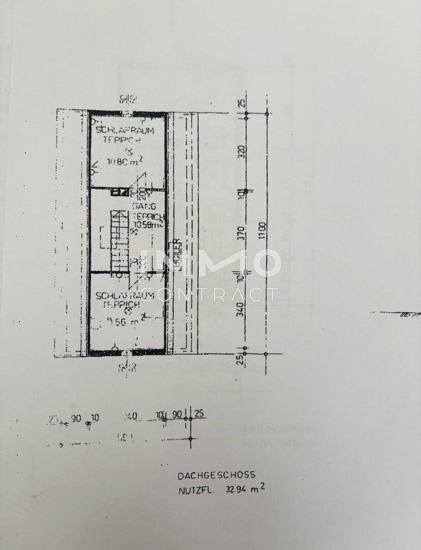 Grundriss des Dachgeschosses mit zwei Schlafzimmern, einem Gang und Treppenaufgang.