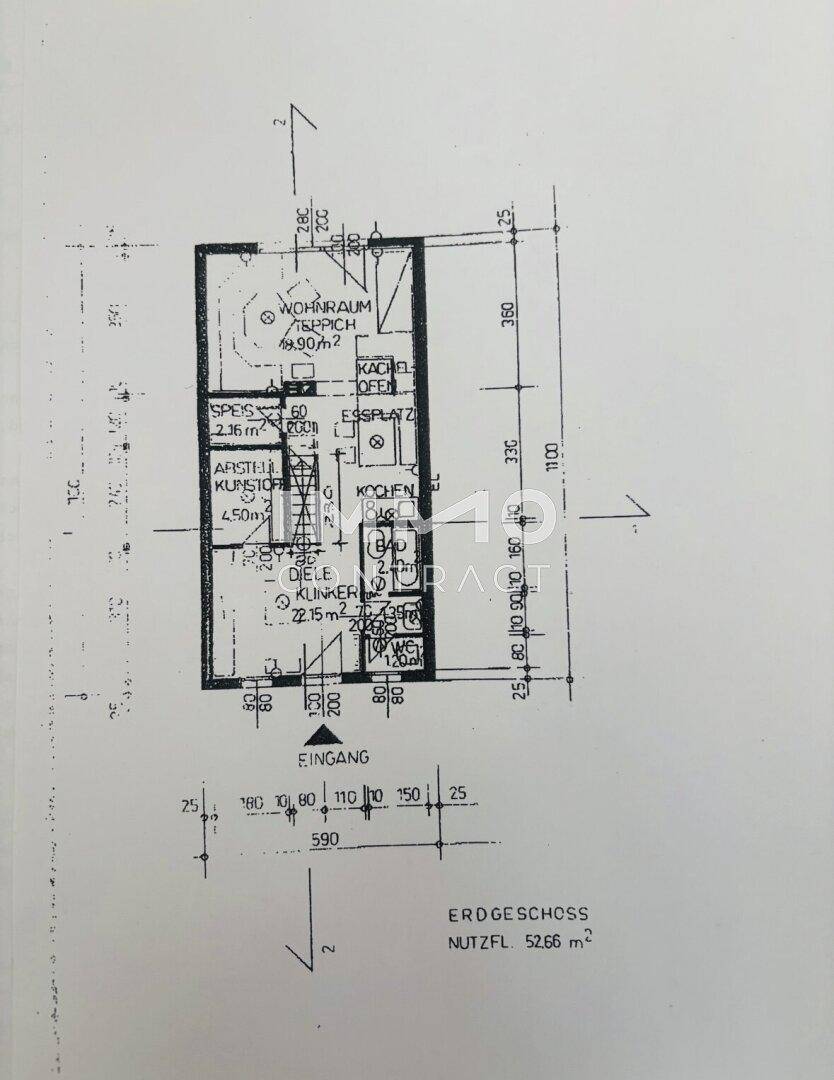 Grundriss des Erdgeschosses mit Wohnraum, Essplatz, Küche und Sanitärbereichen.
