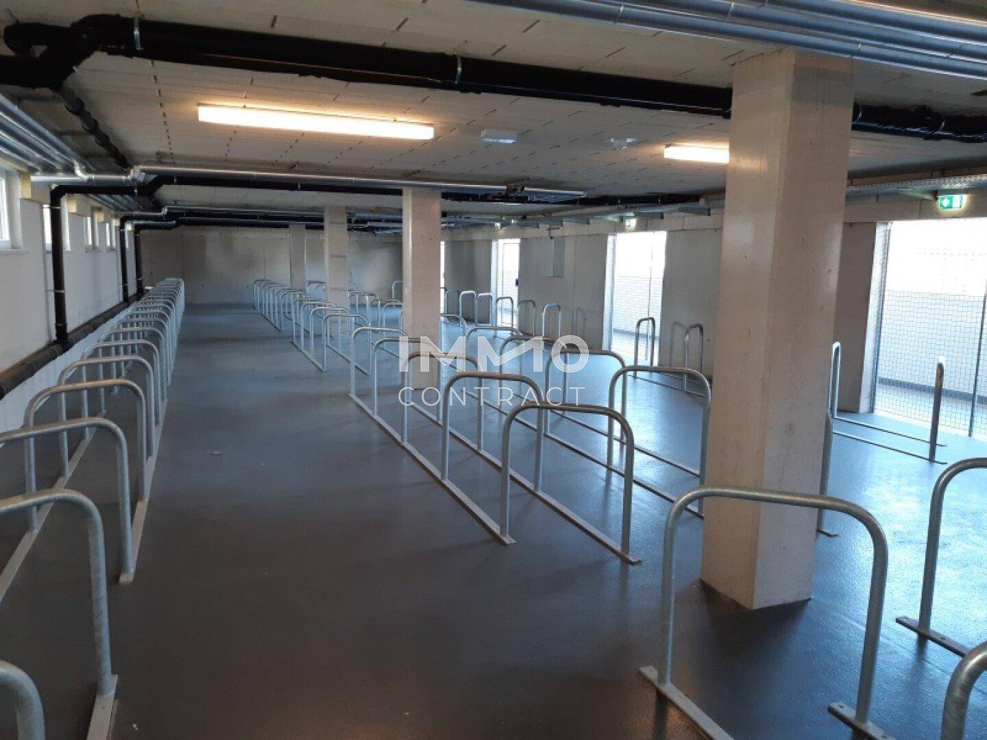 Geräumiger Fahrradraum mit vielen Abstellmöglichkeiten und robusten Metallständern.