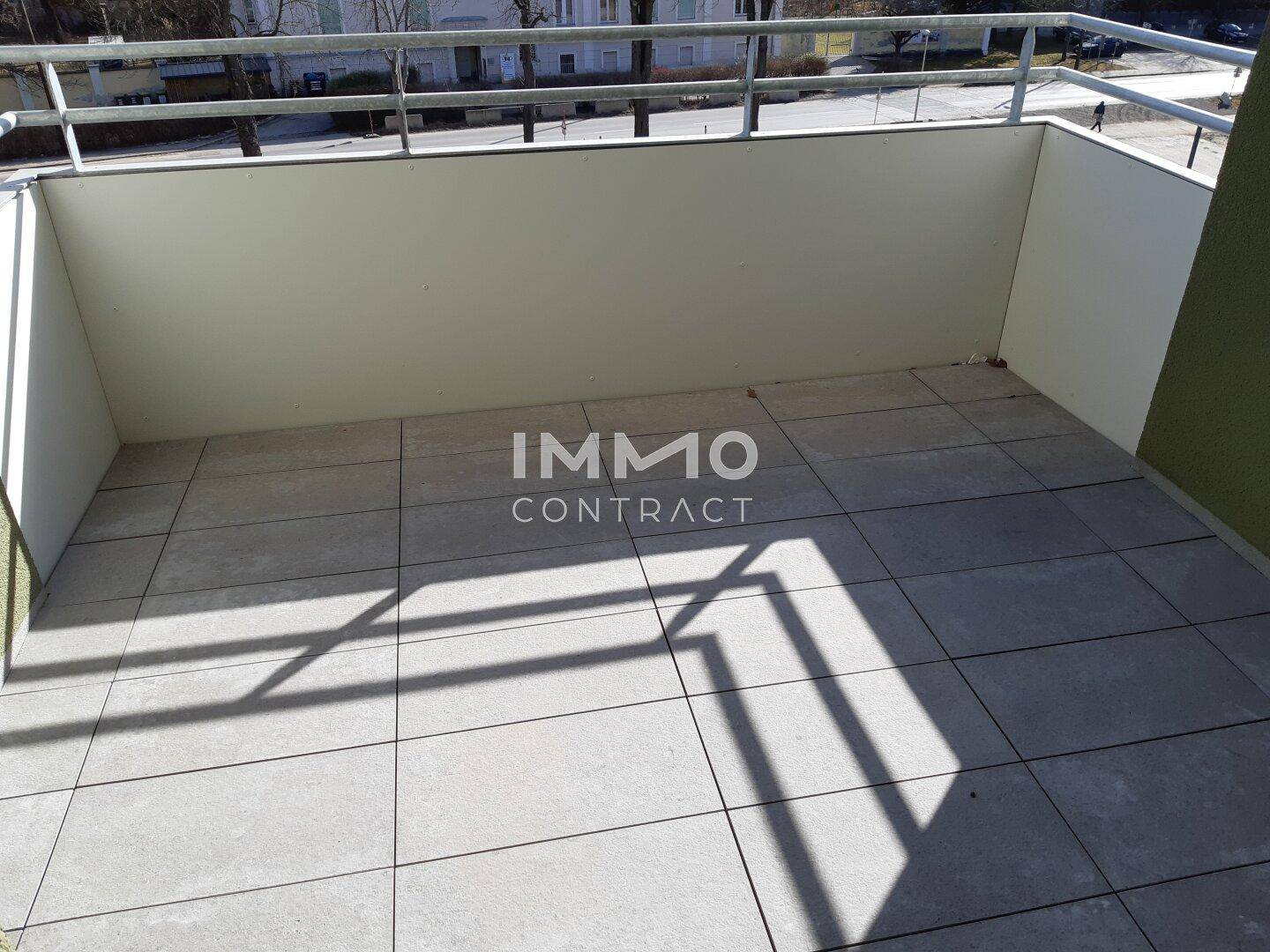 Geräumiger Balkon mit Fliesenboden und Blick auf die Umgebung, ideal für Entspannung im Freien.