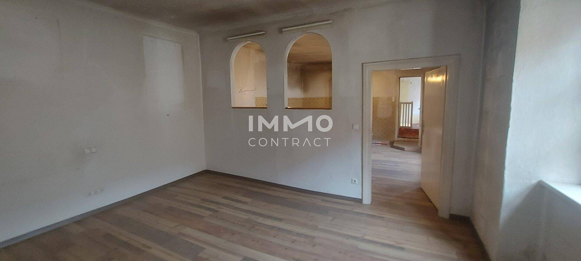 Geräumiger Innenraum mit Holzdielenboden, hohen Decken und natürlichem Lichteinfall.