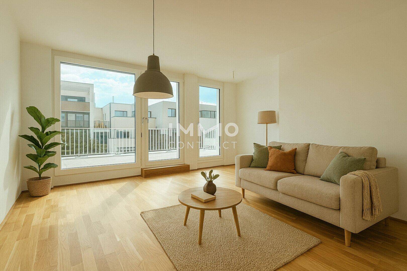 Gemütlicher Wohnbereich mit Holzboden, bequemer Couch und viel Tageslicht durch große Fenster.