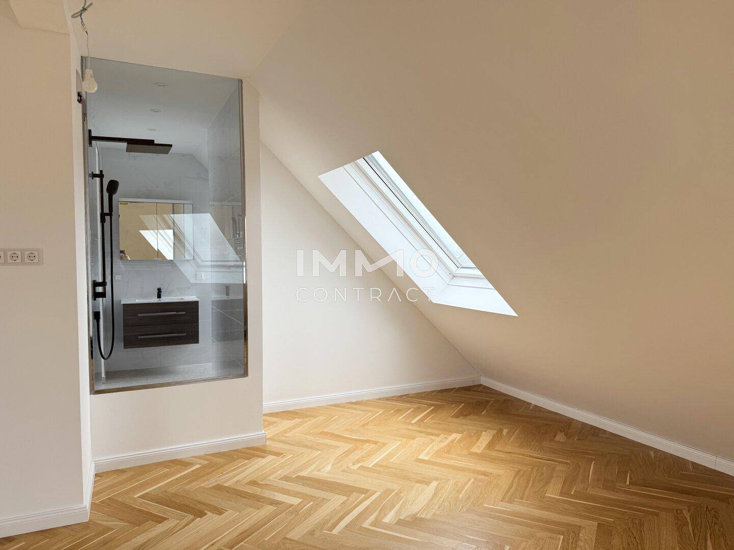Modernes Schlafzimmer im Dachgeschoss mit offener Dusche und Waschtisch, sowie Dachfenster.