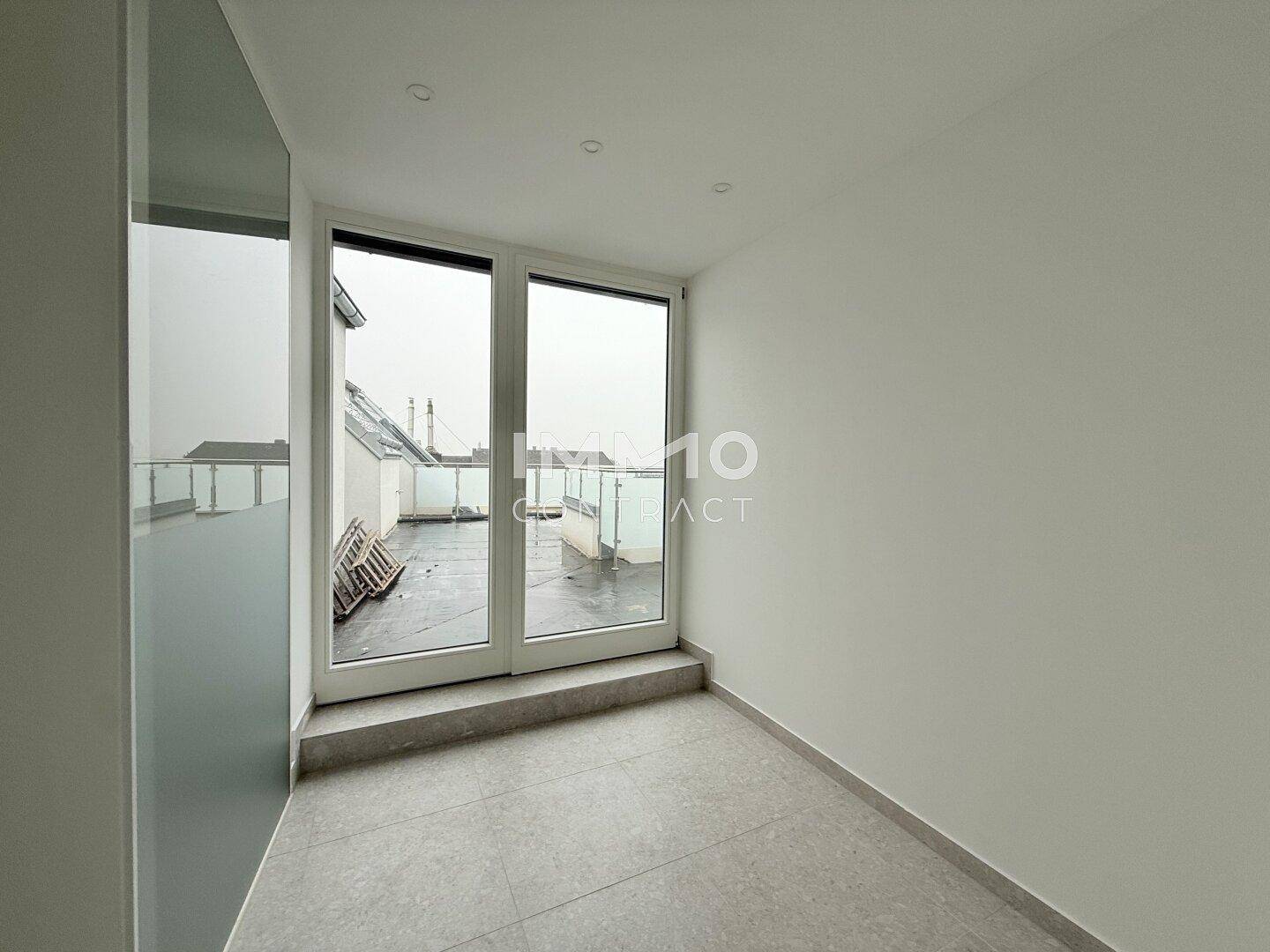 Kleiner Raum mit Fliesenboden und Zugang zu einer Dachterrasse, ideal als Abstellraum oder Büro.