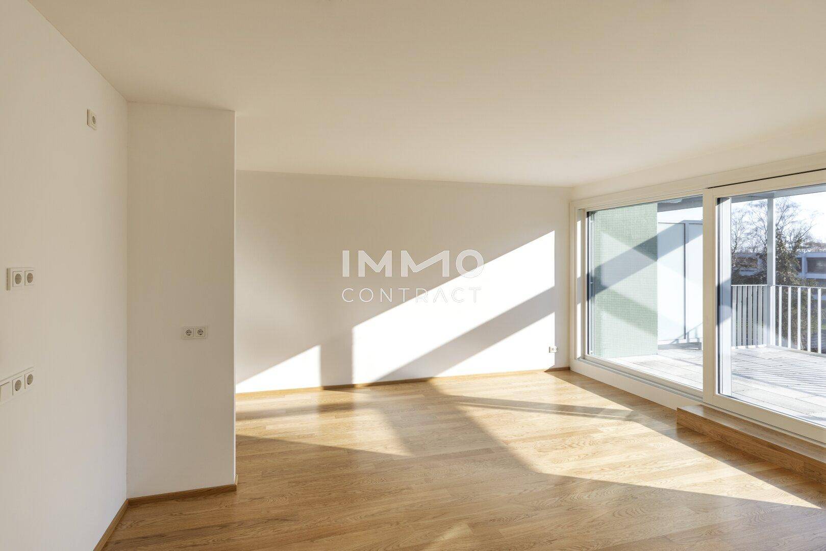 Lichtdurchfluteter Raum mit Holzboden und weißen Wänden, ideal für eine moderne Einrichtung.