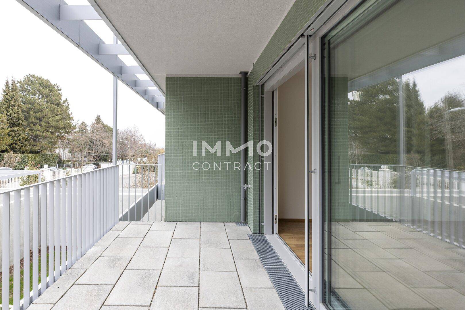 Langer Balkon mit Fliesenboden und Zugang zum Innenraum des Gebäudes.