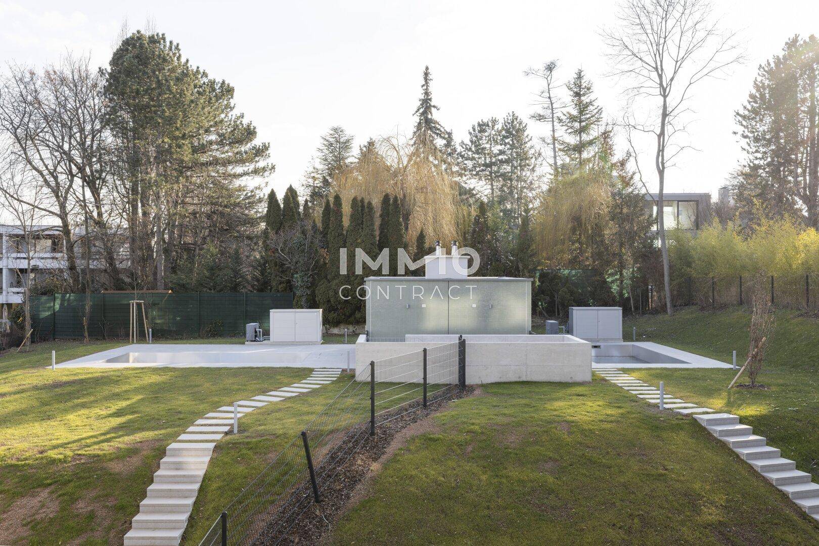 Gepflegter Gartenbereich mit Pool und Treppen, umgeben von Bäumen, sehr weitläufig.