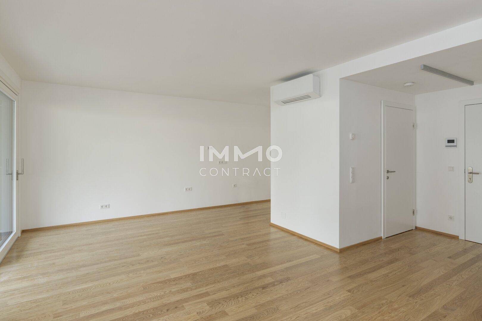 Geräumiges, helles Zimmer mit Holzboden und installierter Klimaanlage.
